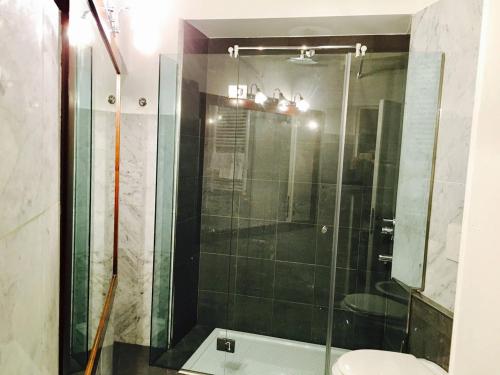 ミラノにあるROOM (boutique room)のバスルーム(シャワー、トイレ、洗面台付)