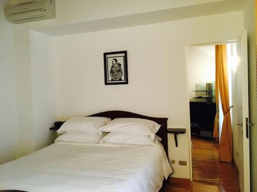ミラノにあるSUITE (bedroom & living room)のベッドルーム(白いベッド、白い枕付)