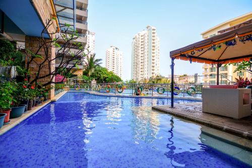 a swimming pool in the middle of a building at Sanya Wen Xin Hai Jing Apartement in Sanya