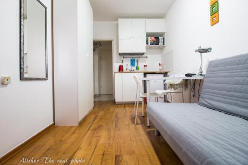 a small room with a bed and a kitchen at Apartment 5 minutes from the sea in Ashdod