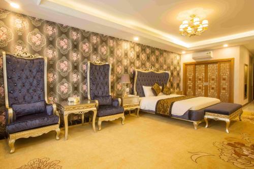 Postel nebo postele na pokoji v ubytování Anh Nguyet Hotel