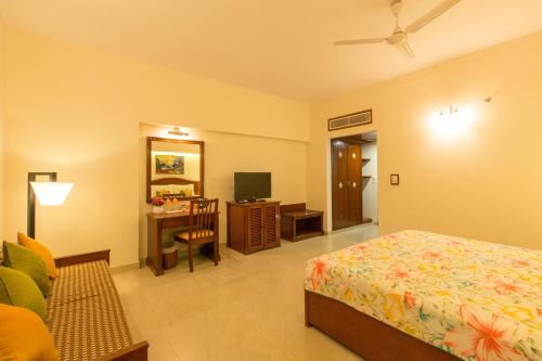 Viva Hotel Near Madgaon Railway Stationにあるテレビまたはエンターテインメントセンター