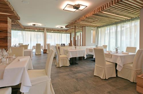 Un restaurante o sitio para comer en Dolomeet Boutique Hotel