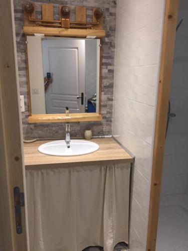 y baño con lavabo y espejo. en Les Cimes, en Saint-Pierre-de-Rivière