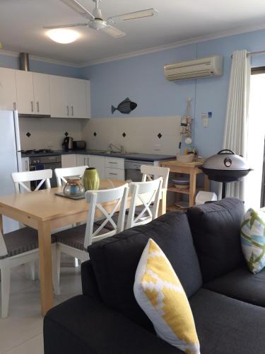 Cucina o angolo cottura di Salty Air Apartments Kingscote Kangaroo Island