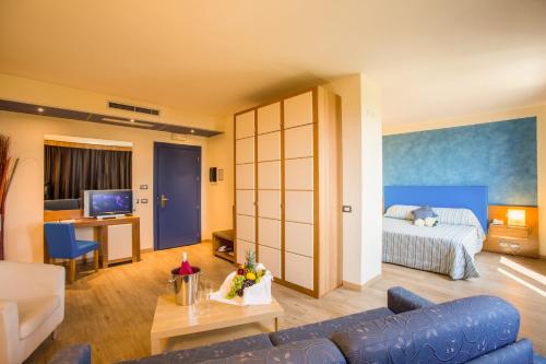Un pat sau paturi într-o cameră la Hotel Galilei