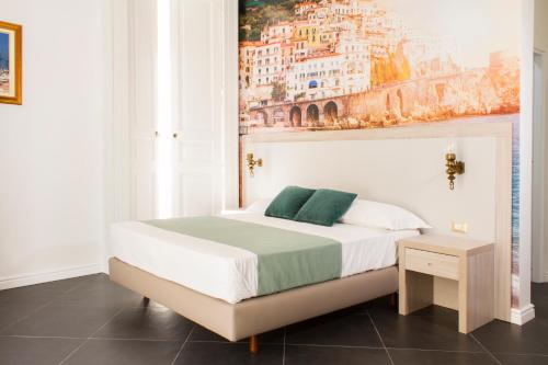 ナポリにあるBorbo de Charmeのベッドルーム1室(壁に絵画が描かれたベッド1台付)