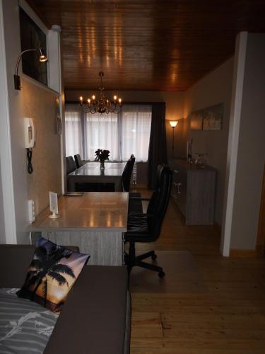 a living room with a table and a dining room at Logies 't Eenvoud - Appartement - Stilte, Rust & Herbronning aan Zee in Knokke-Heist