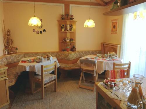 Un restaurante o sitio para comer en Gästehaus Dobida