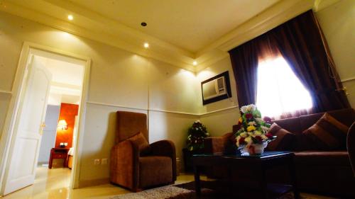 Ein Sitzbereich in der Unterkunft almuhaidb apartment jeddah