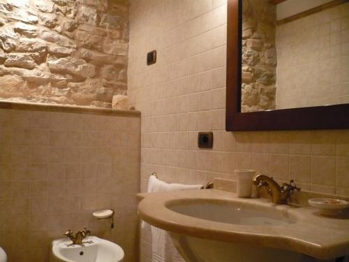 ヴァルドッビアーデネにあるAgriturismo Vigneto Vecioのバスルーム(洗面台、トイレ付)