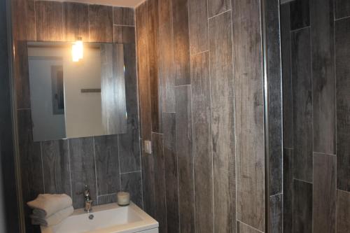 a bathroom with a sink and a mirror at Appartement Les Saintes au bord de mer in Saintes-Maries-de-la-Mer