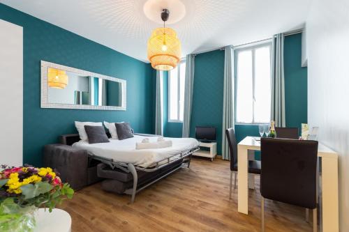 カンヌにあるフロレーラ クレマンソー アパートメントの青い壁のベッドルーム1室(ベッド1台付)