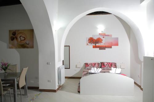 una camera con letto ad arco di Salerno Mare e Luci a Salerno