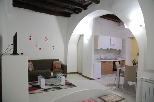 サレルノにあるSalerno Mare e Luciのリビングルーム(ソファ、テーブル付)、キッチンが備わります。
