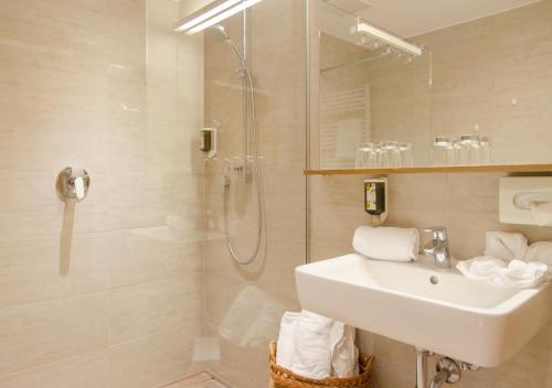 Et badeværelse på Vital Hotel Stoderhof