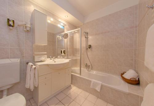 Ванная комната в Vital Hotel Stoderhof
