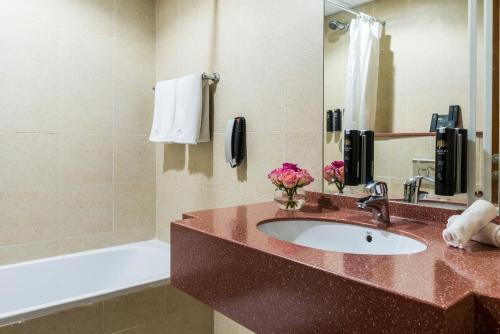 un baño con lavabo y bañera en Jannah Place Dubai Marina, en Dubái