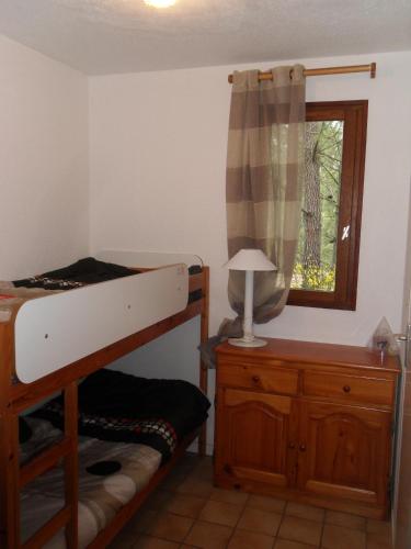 une chambre avec un lit superposé et une fenêtre dans l'établissement Maison zen, à Moliets-et-Maa