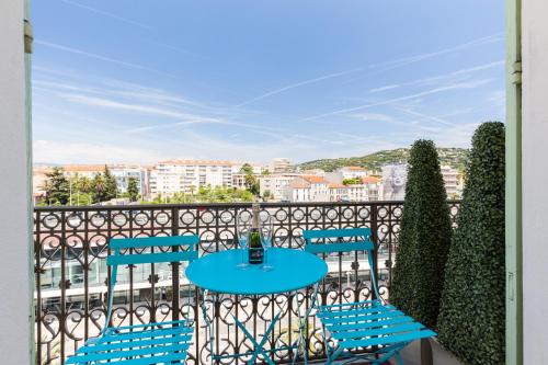 une table et des chaises sur un balcon avec vue dans l'établissement Florella Jean Jaures Apartment, à Cannes