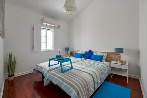 リスボンにあるCozy apartment in historic center with terraceのベッドルーム1室(青いテーブル付)
