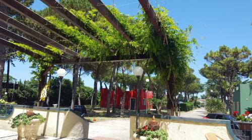 Taman di luar Villaggio Mithos