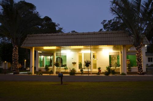 Κήπος έξω από το Fairway Lodge Motel
