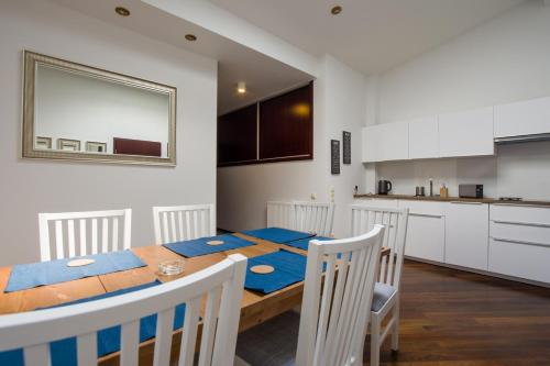 a kitchen and dining room with a table and chairs at Apart Madryt in Tarnobrzeg