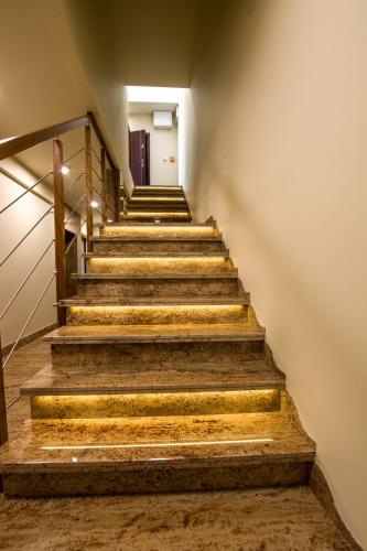 a set of stairs with gold paint on them at Apart Madryt in Tarnobrzeg