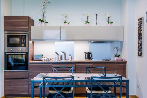 a kitchen with a table and chairs in a kitchen at Apart Madryt in Tarnobrzeg