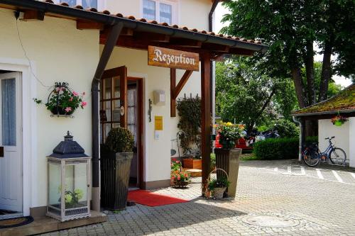 a shop with a sign on the side of a building at Hotel Paintner in Germering
