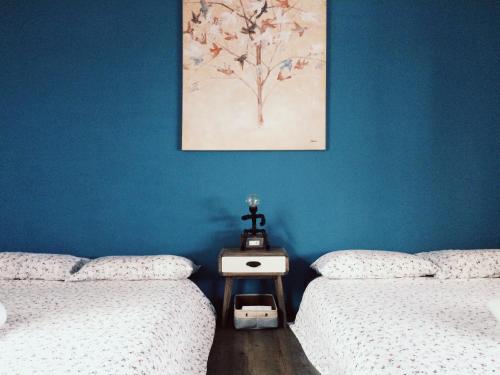 台南的住宿－小北家，蓝色墙壁客房的两张床