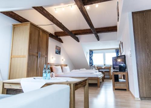 a living room with two beds and a table at Hotel Tum Stüürmann in Büsum