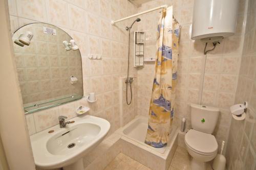 y baño con lavabo, aseo y ducha. en Guest House Edem, en Sudak