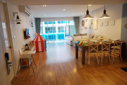 un salon avec un canapé et une table avec des chaises dans l'établissement My Resort Hua Hin A502, à Hua Hin