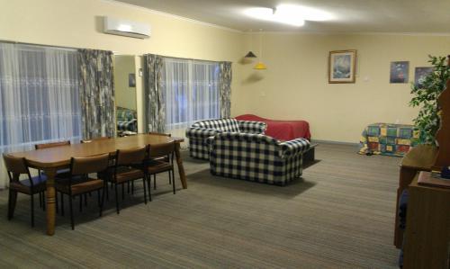 Ruang duduk di Avalon Motel