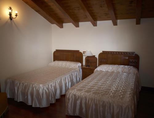 SumbillaにあるMartintzeneaの天井のある部屋のベッド2台を利用する部屋1室を利用します。