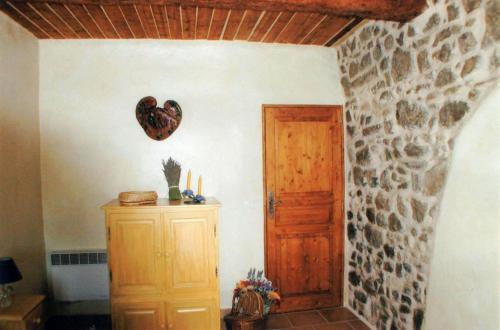 ロクブリューヌ・シュル・アルジャンにあるChez Catherineの木製のドアと壁のハートが付いた部屋