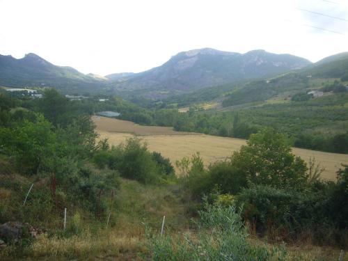 a view of a valley with mountains in the background at Maison de Campagne aux deux Oliviers in Val Buëch-Méouge