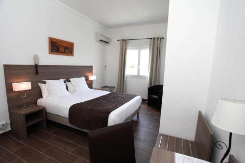 Ένα ή περισσότερα κρεβάτια σε δωμάτιο στο Hôtel Des Nacres