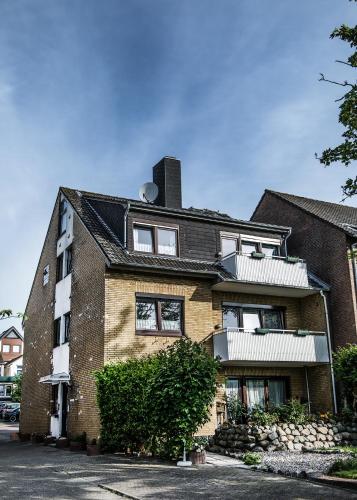 a large brick house with a black roof at Hotel Tum Stüürmann in Büsum