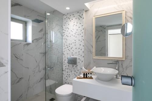 een badkamer met een wastafel en een douche bij White Pearls-Adults Only Luxury Suites in Kos-stad