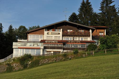 アイヒェンベルクにあるHotel Sonnenhofの高台の大きな建物