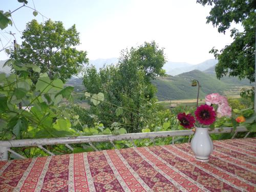Ein allgemeiner Bergblick oder ein Berglick von des Bed & Breakfasts aus