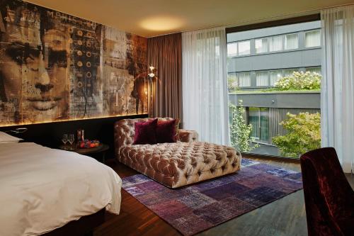Кровать или кровати в номере Savoy Hotel