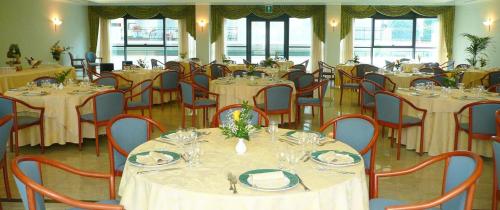 a dining room filled with tables and chairs at Hotel Costa Verde in Pineto
