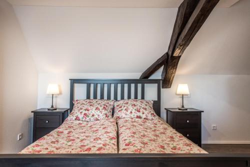 - une chambre avec un lit, 2 tables de chevet et 2 lampes dans l'établissement Ferienwohnung Kopf, à Bad Buchau