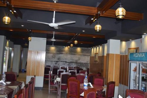 comedor con mesas y sillas y techo en Hotel Marine Plaza, en Cox's Bazar
