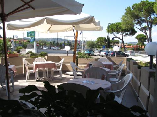 Un restaurante o sitio para comer en Hotel La Bussola