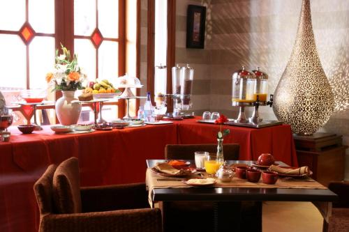 a dining room with a table with food on it at La Maison Arabe Hotel, Spa & Cooking Workshops in Marrakech